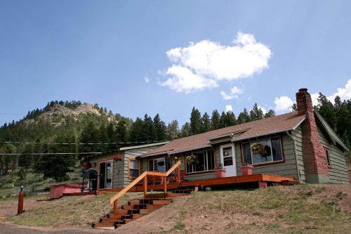 Estes Park House | Rustic Cabin with Jacuzzi and Mountain Views in Colorado