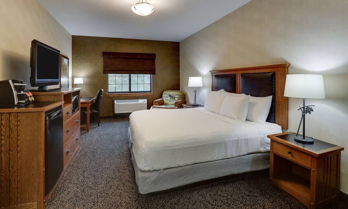 Sioux City Hotel | Rustic Charm Meets Modern Comfort: Cozy Lodge in Downtown Sioux City