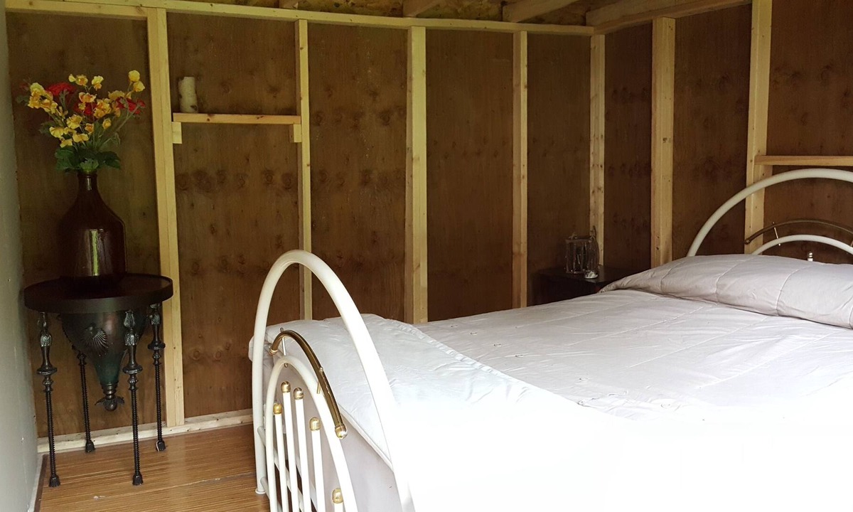 Emily House | Rustic Cozy Sleeping Hut Double Bed