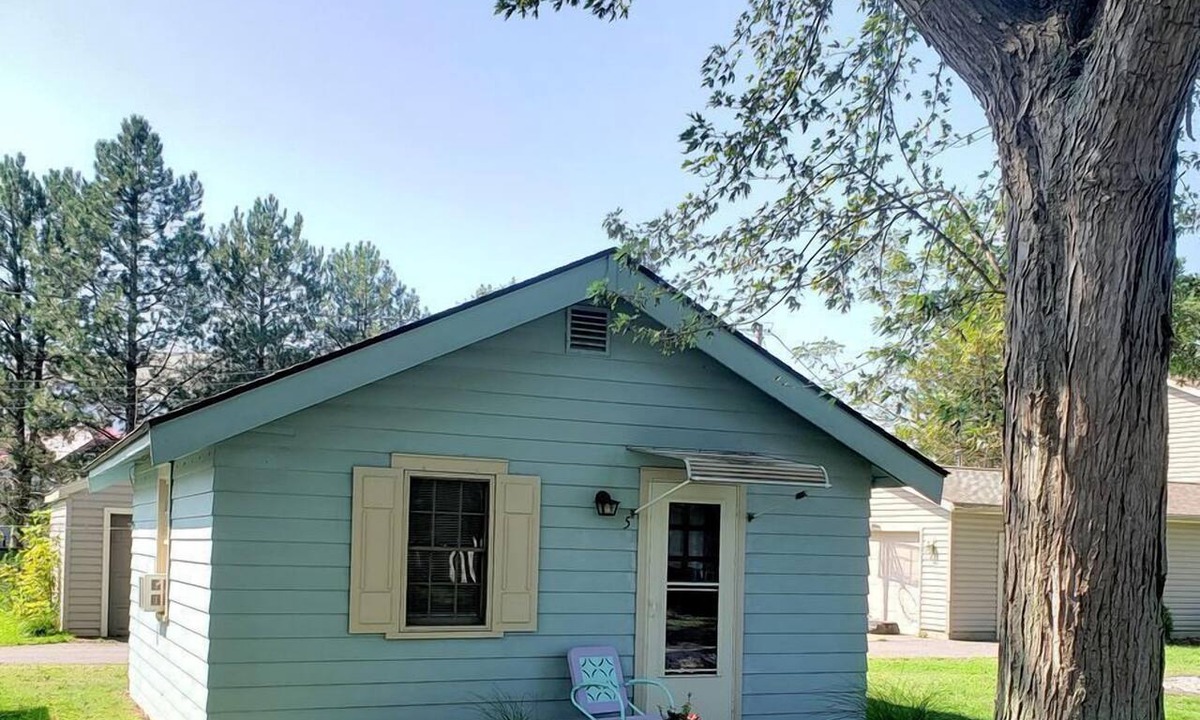 Vermilion Cottage | Rustic Lakeside Vacation Rental with Beach Access in Vermilion, Ohio