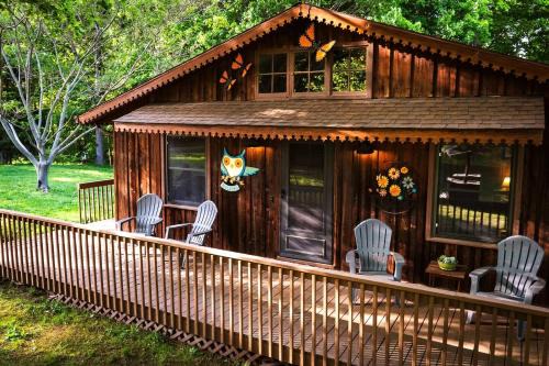 Dundas House | Rustic, Pet Friendly Cabin near East Fork Lake, Olney, Illinois