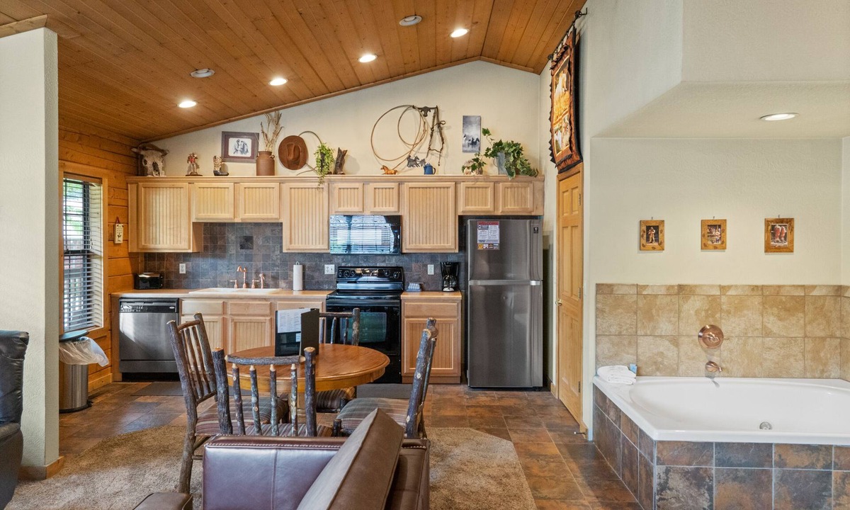 Branson Theater District Cabin | Rustic Studio Cabin with King Bed and Jacuzzi Tub