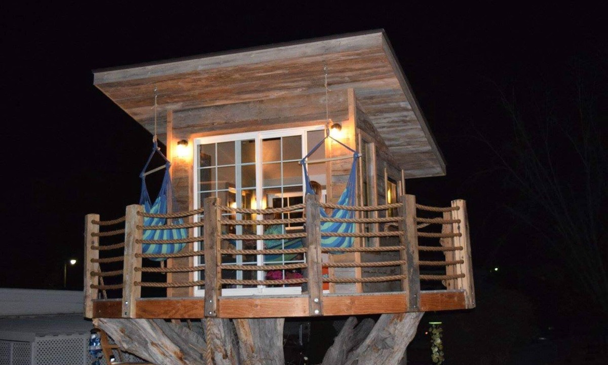 Montrose House | Rustic Tree House in the middle of town