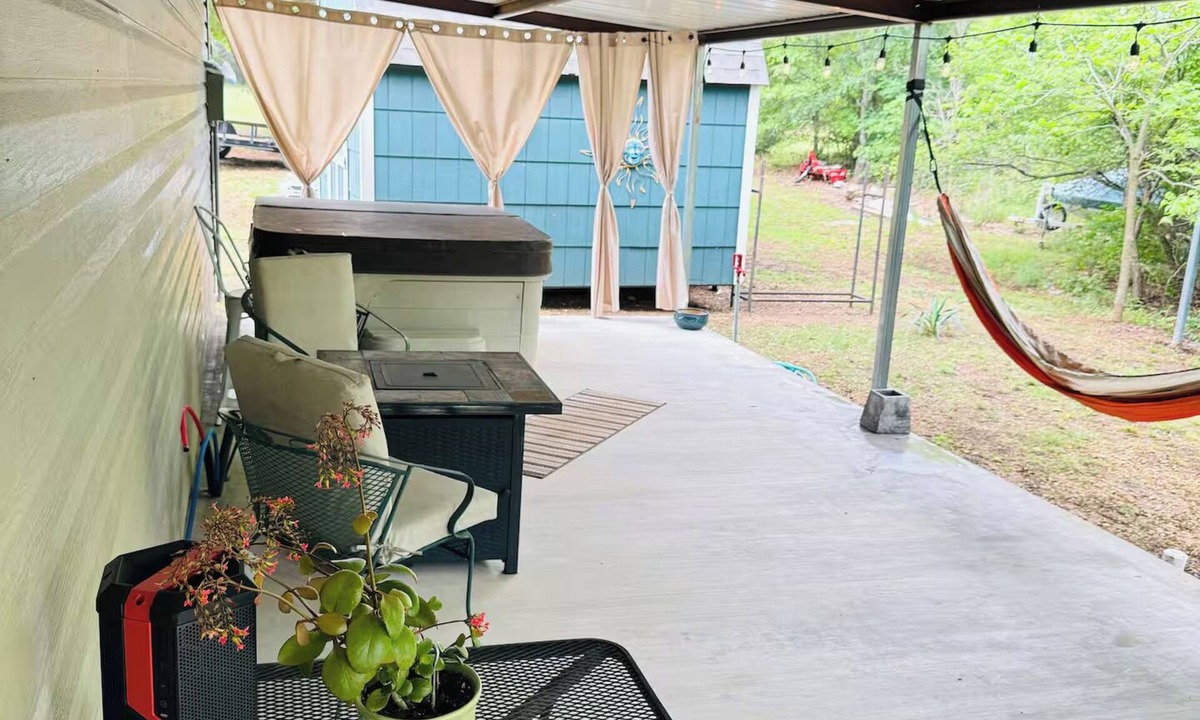 Sulphur Cabin | Sandy Creek Hideaway -Couples Cabin -Hot Tub