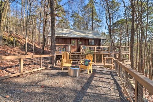 Higden House | Scenic Greers Ferry Cabin w/Deck + Fire Pit!