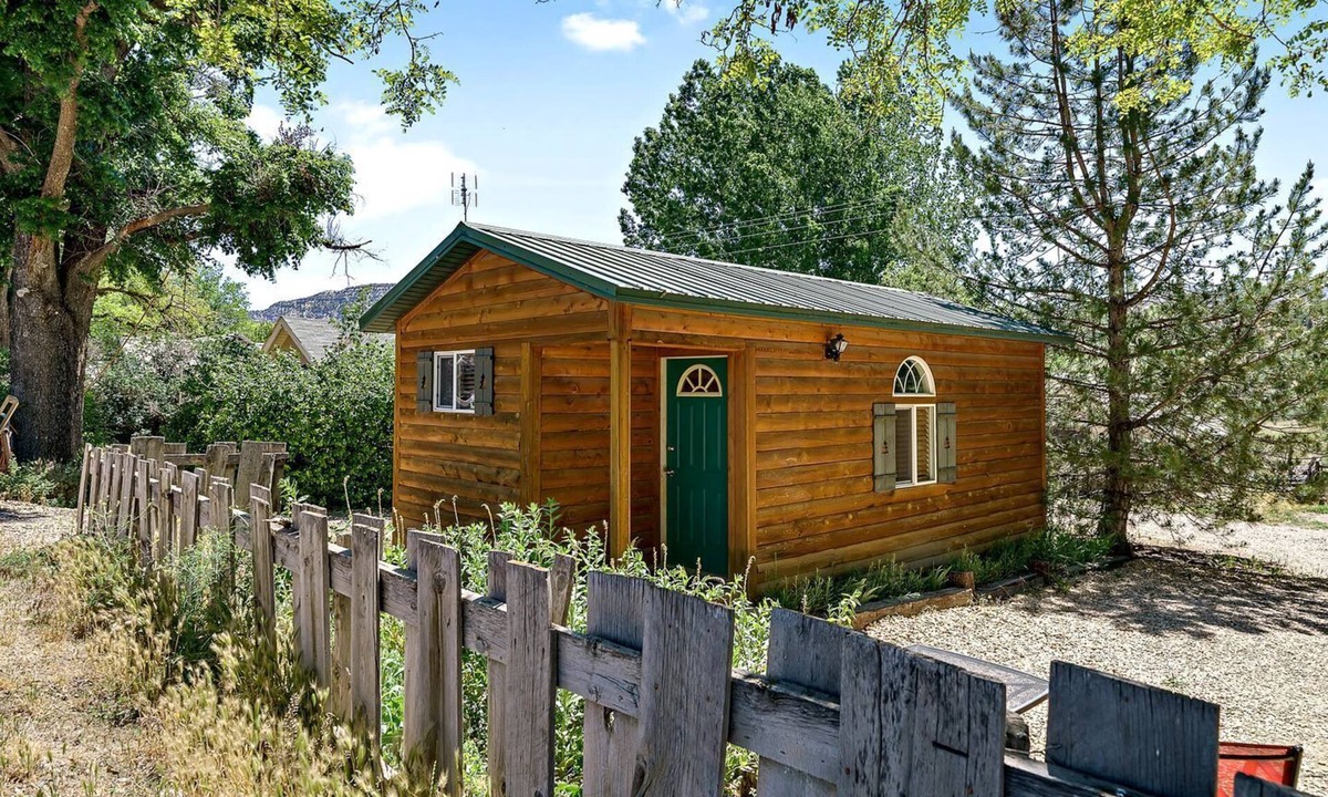 Zion National Park East Entrance Cabin | Secluded Wooden Cabin in Mount Camel, Utah