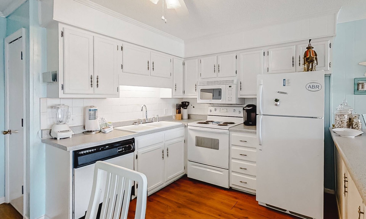 Morehead City Condo | Second-Floor Condo with Ocean View, Easy Beach Access & Shared Pool/Grills