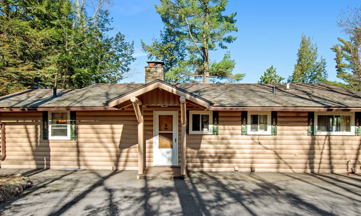 Three Lakes Cabin | Serene lakefront cabin with kayaks, fire pit, grill, WiFi, & Netflix