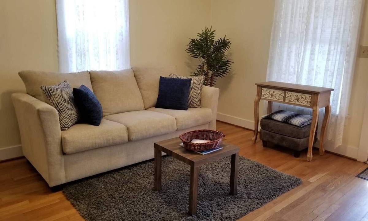 Manhattan House | Simple & Clean - PRIVATE DOWNTOWN COTTAGE - Easy to K-State & Mall