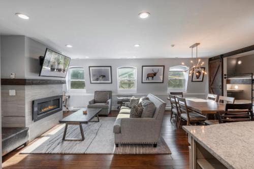 North Park City House | Ski-in/Ski-out, Stunning Top Floor Condo at Park City Base, Professionally Decorated Luxury 5BR