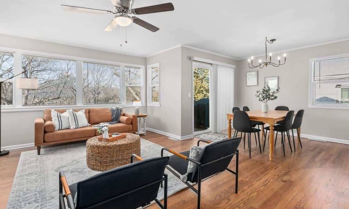 Independence House | Sleeps 10 Pets ok 4 bedrooms