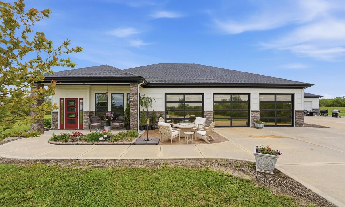 Grain Valley House | Sleeps 12 - 10 Acres - House + Shop - Entertainment Space - 16 Miles to GEHA