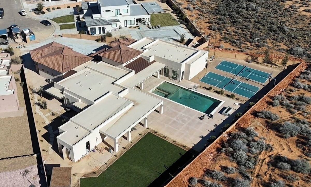 St. George House | Sleeps 58! Parade Home! 30 Person Spa!