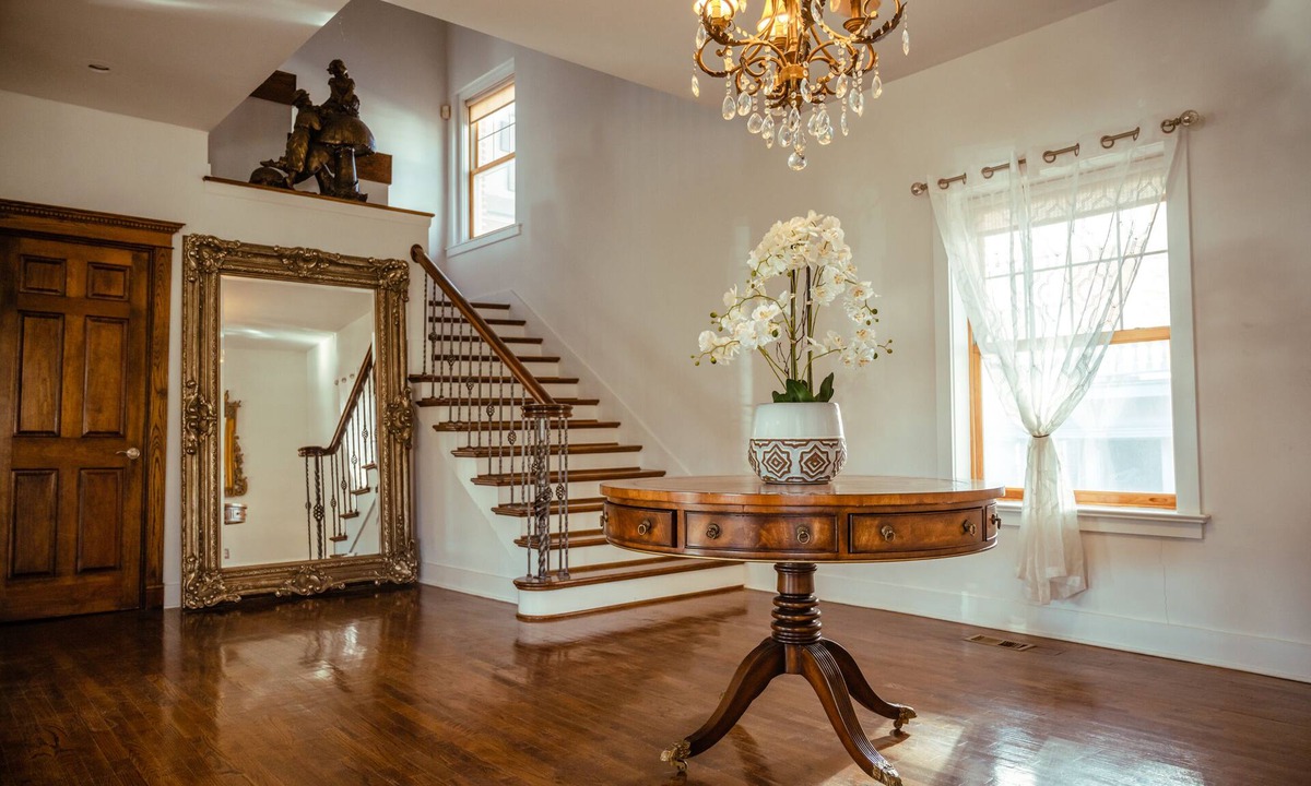 Southmoreland House | Sleeps 8, 7 Queen Beds, Centrally Located, Near Downtown KC & Country Club Plaza