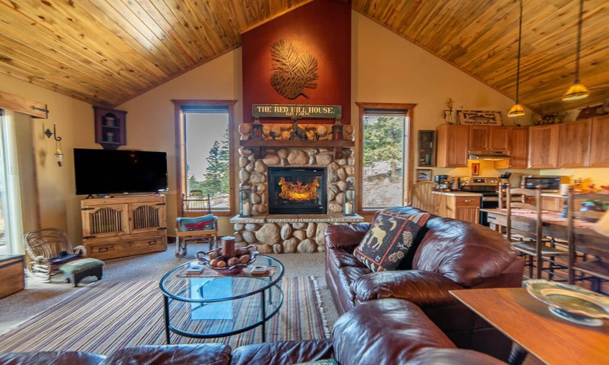 Fairplay Cabin | Sleeps 8 Pet-Friendly, Game Room, Panoramic Views, 35 mi to Breck