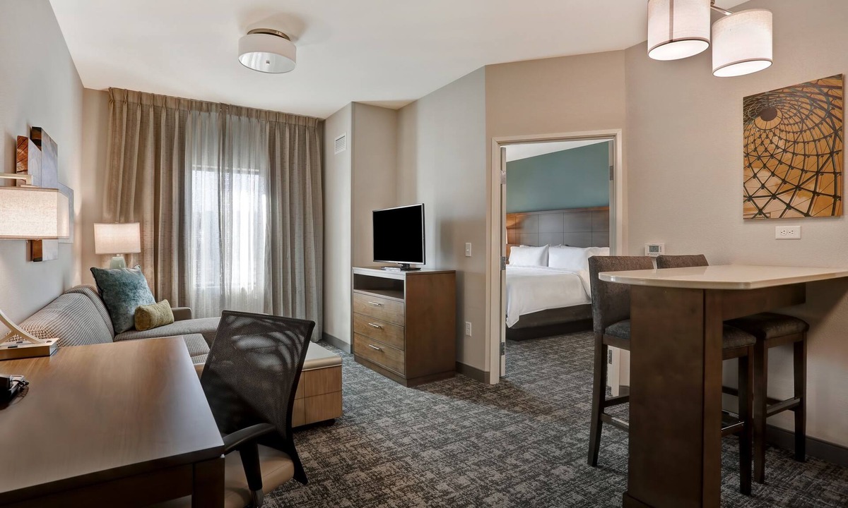 Overland Park Apartment | Spacious 1-Bedroom Queen Suite in Overland Park