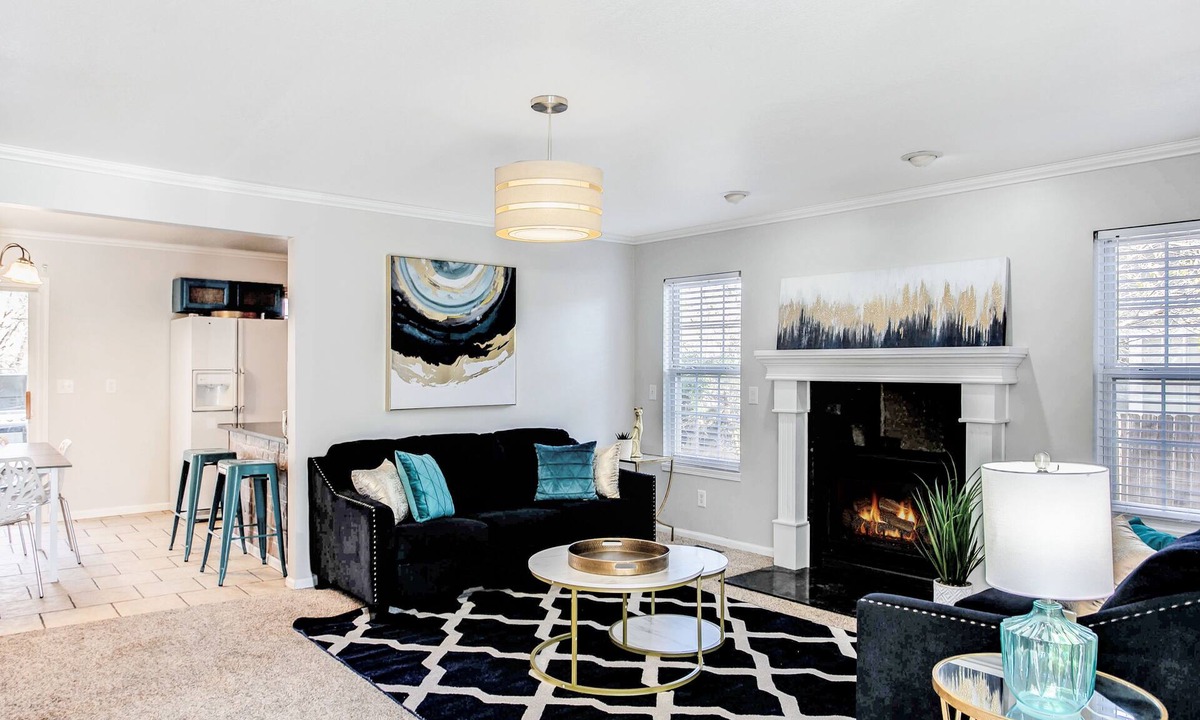 Wichita House | Spacious 2,500 Sq Ft Wichita Home -3 Showers-2 Tubs-Near Base & Arena