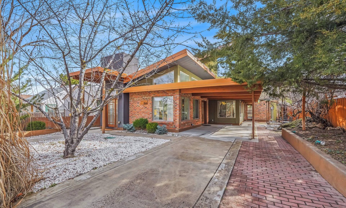South Boise Village House | SPACIOUS! 2 Primary + 2 Queen rooms with a Primary on the main floor!