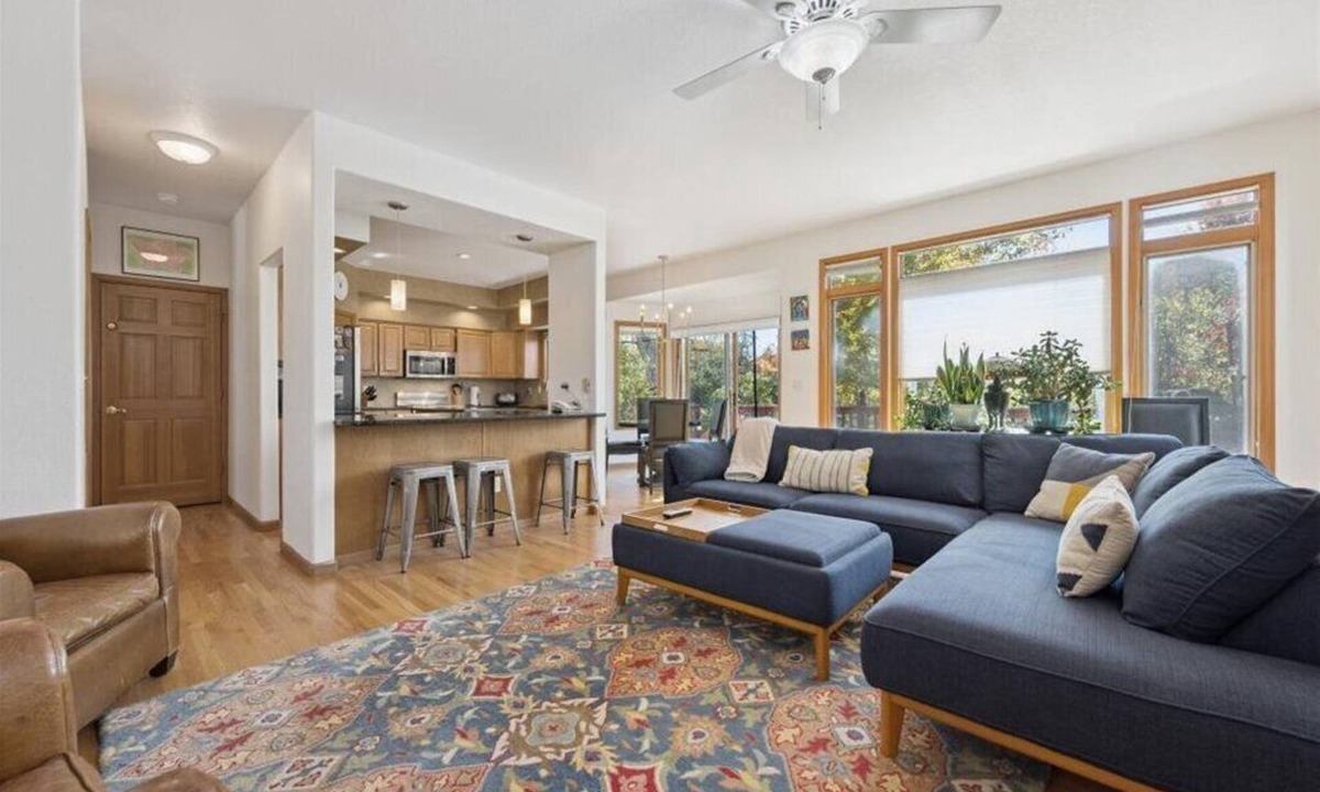 Dupont House | Spacious 4-bedroom house with large yard, BBQ in Quiet Neighborhood