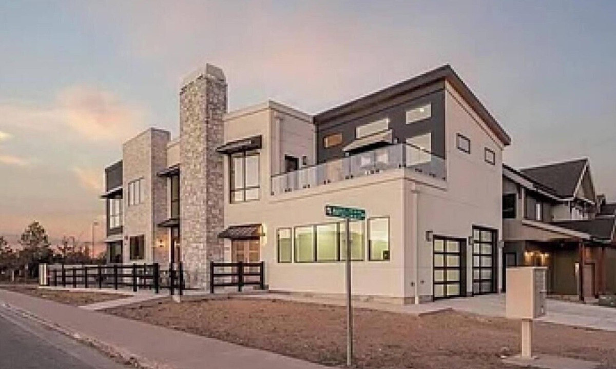 Superior House | Spacious 4-bedroom house in charming Superior Modern Home with AC