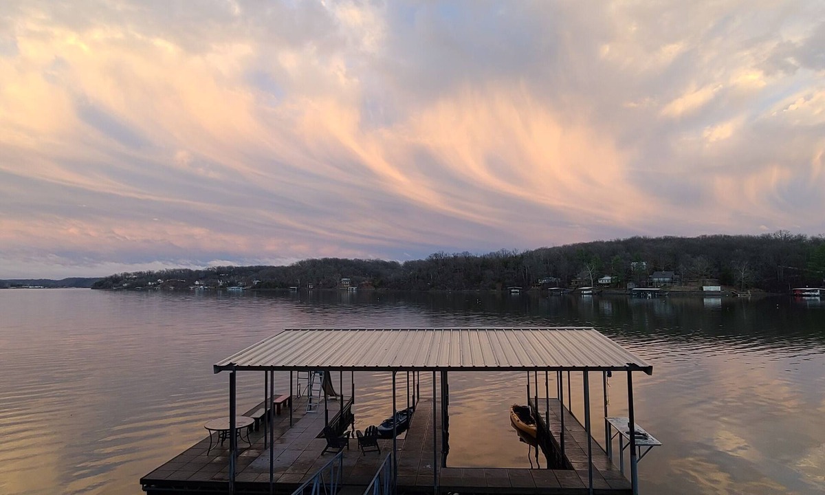Edwards House | Spacious 4bed Lake house w/HotTub, game garage, AC, WiFi