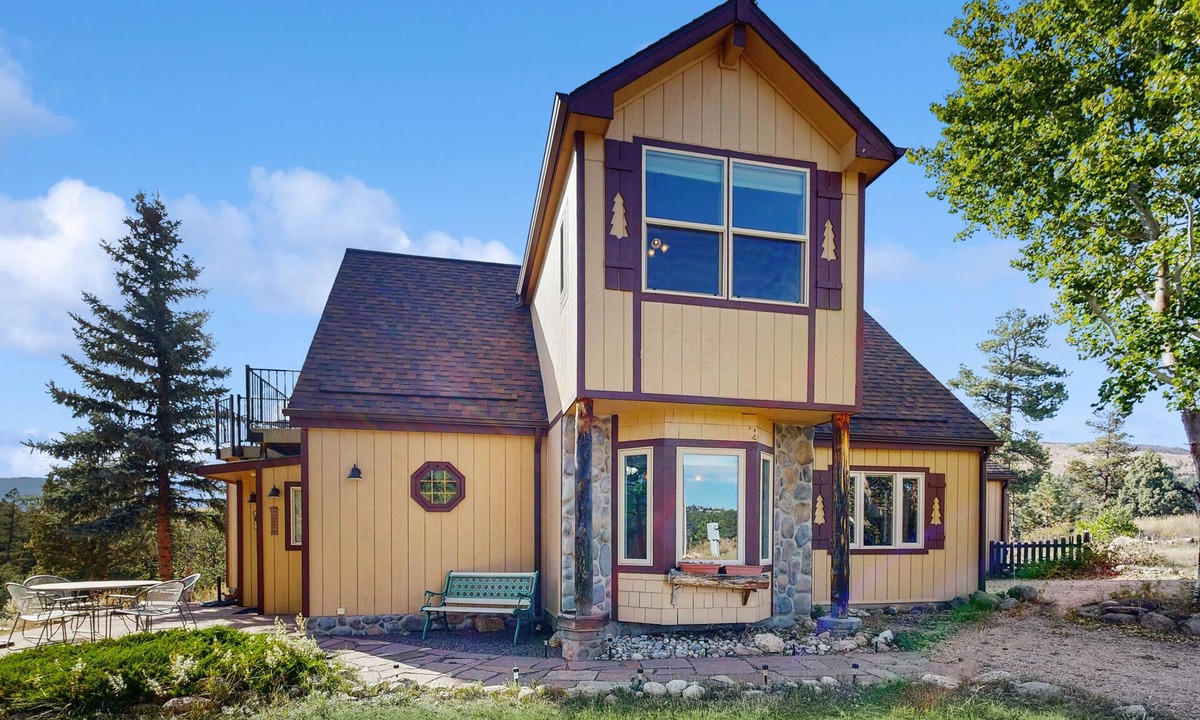 Drake House | Spacious cabin with stunning views, wifi, fully stocked kitchen & W/D