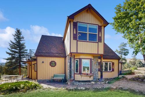 Drake House | Spacious cabin with stunning views, wifi, fully stocked kitchen & W/D