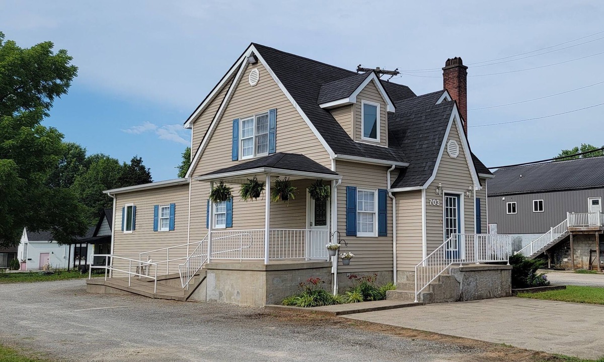 Bardstown House | Spacious, Fully-Stocked, Walking distance to Downtown