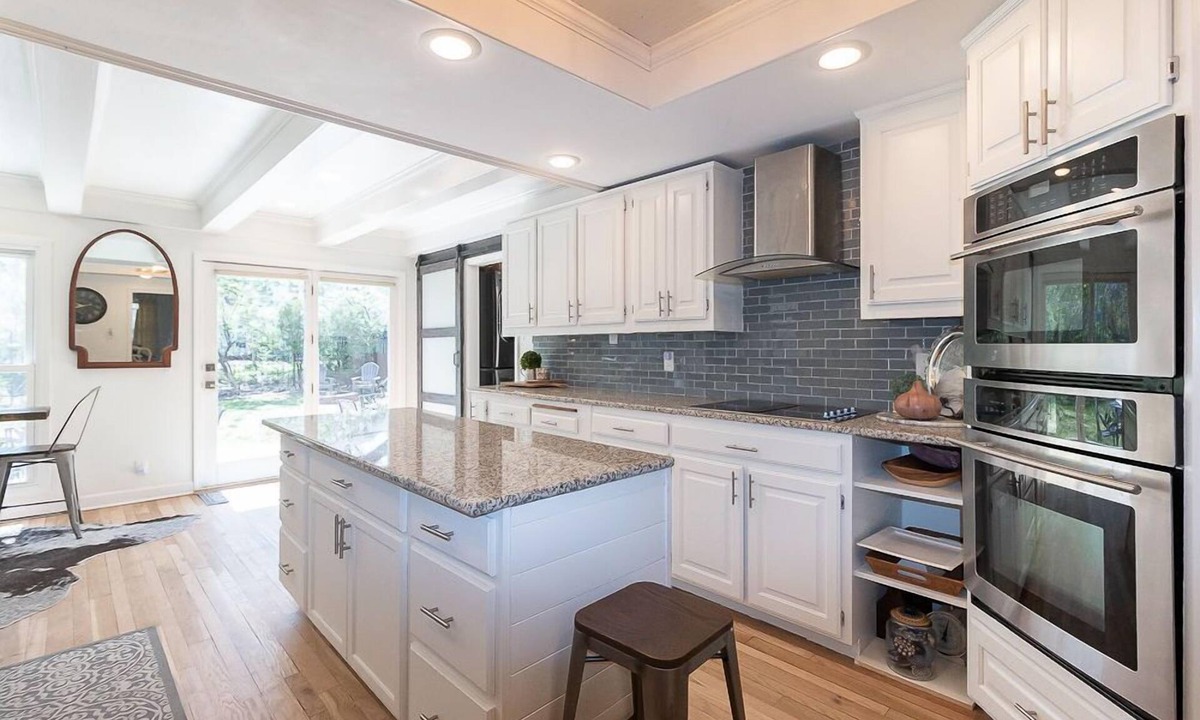 Topeka House | Spacious House w/King Bed—Near Washburn & Capital