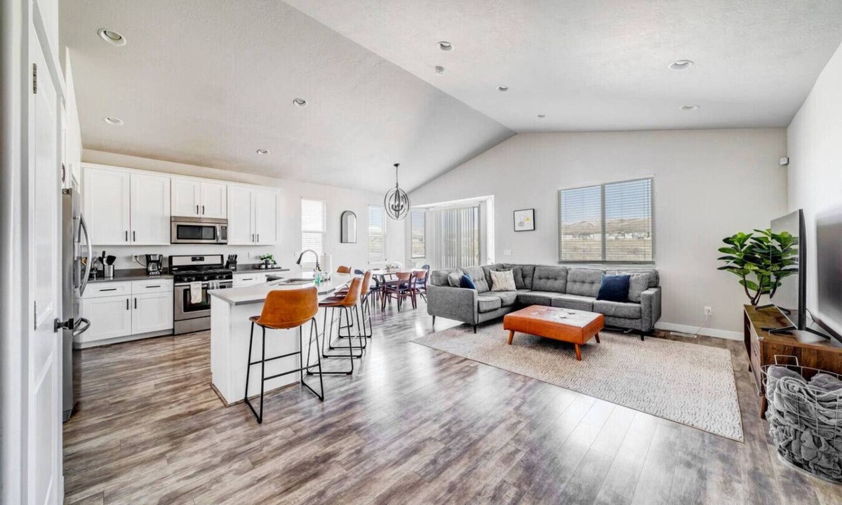 Utah County House | Spacious House w/3 Car Garage near Golf Course
