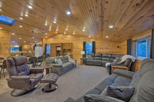 Partridge House | Spacious Kansas Retreat: On-Site Disc Golf!