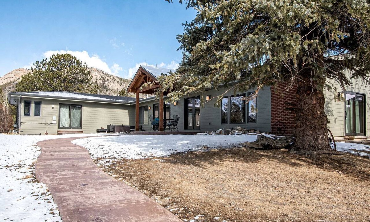 Estes Park Cabin | Spacious Luxury Pet-Friendly Cabin with Spectacular Continental Divide Views in Estes Park, Colorado