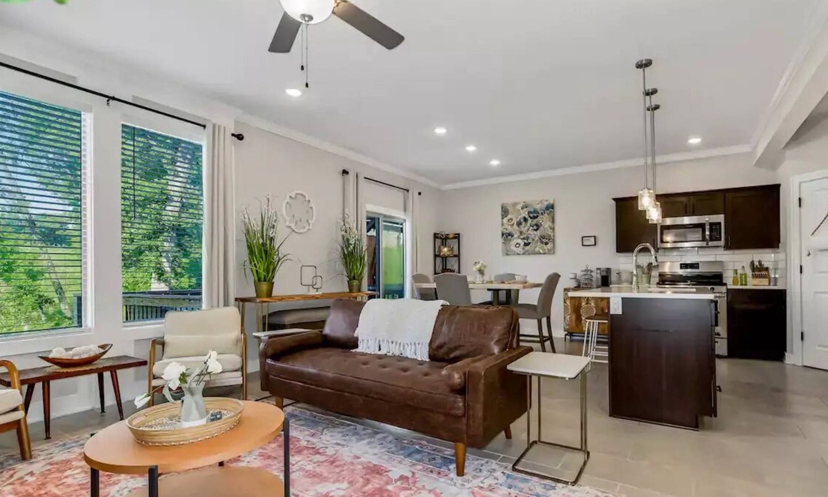 Waldron House | Spacious Luxury Townhouse within 15 Miles of MCI, Zona Rosa and Legends outlet