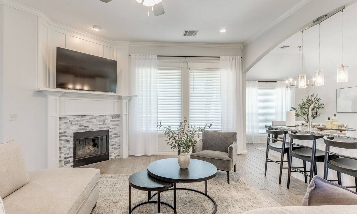 Moore House | Spacious Modern Comfort | Fabulous 15th!