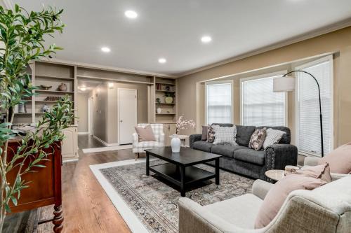 Prairie Village House | Spacious Overland Park Home Walk to Dining 20 Min to Stadium