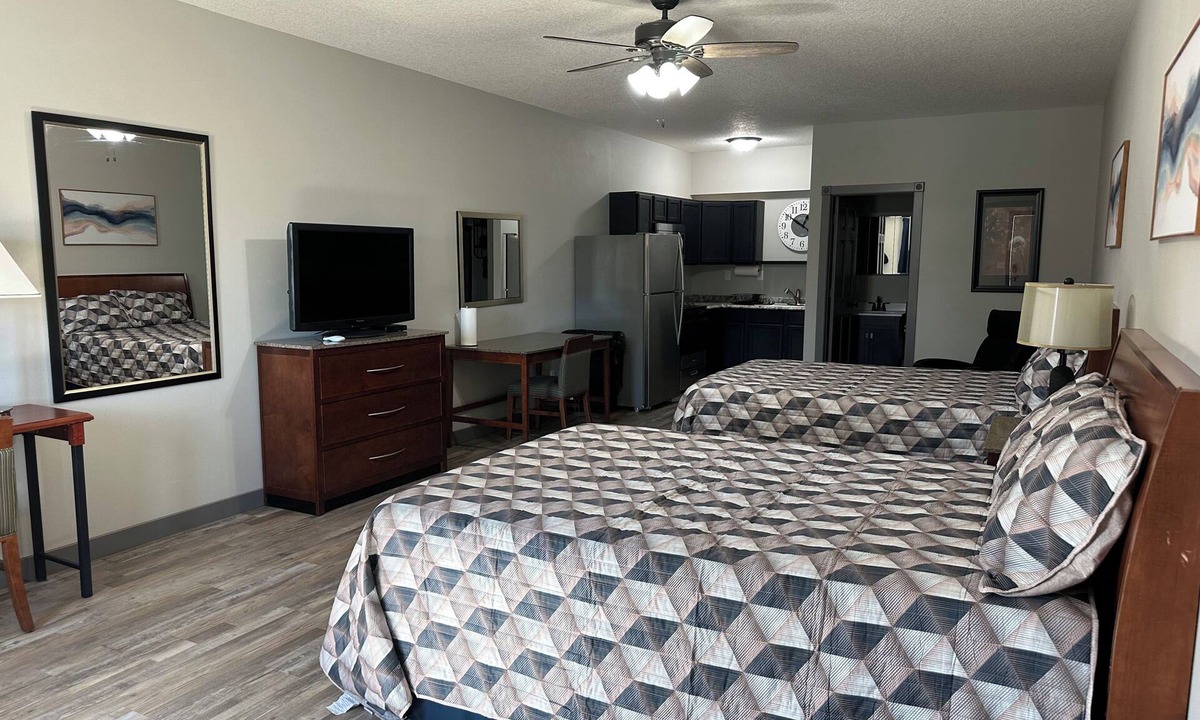 Eddyville Cabin | Spacious Studio lodge Suite w/2 beds & full kitchen in charming Eddyville