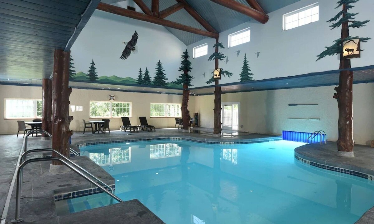 Onalaska Hotel | Spacious Suite | Whirlpool, Pool & Free Breakfast | 4mi to Lake Onalaska