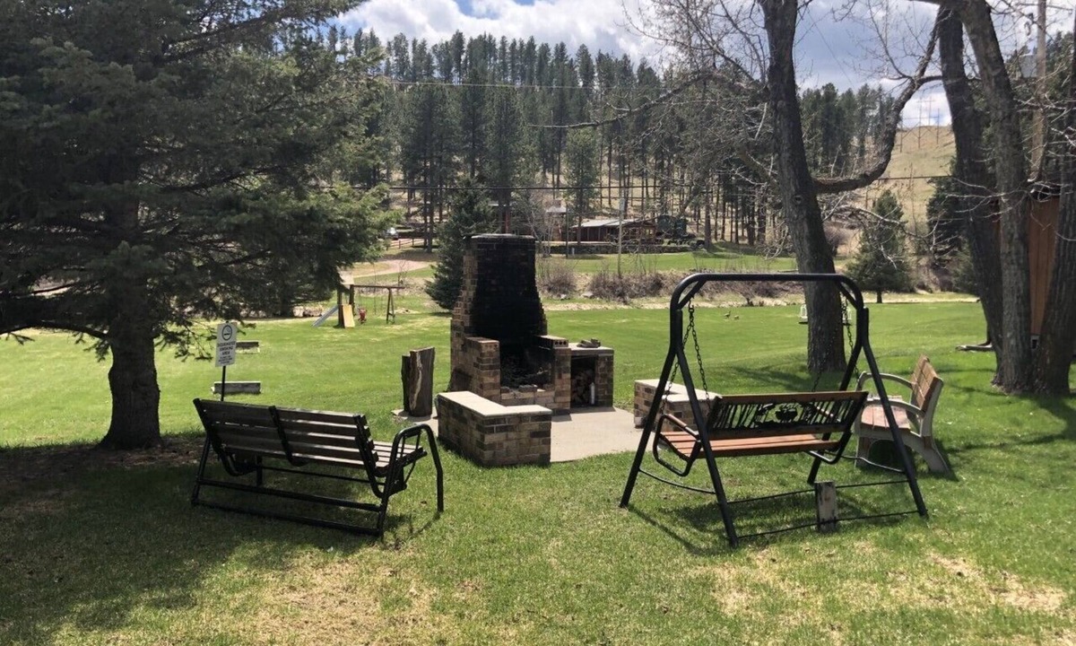 Hill City Hotel | Springcreek Inn