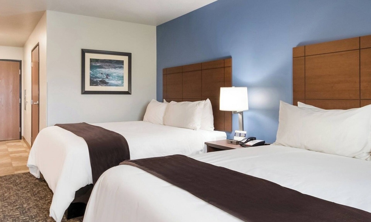 La Vista Hotel | Stay Cozy in 2 Queen Beds w/Kitchen – Minutes to Omaha Zoo & Fun-Plex Adventure