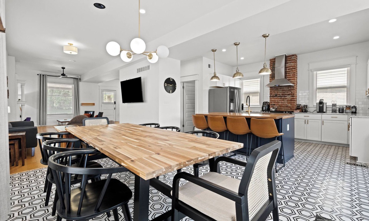 Hanover Place House | Stay on Main Mini - Home Near Plaza, Westport & Downtown