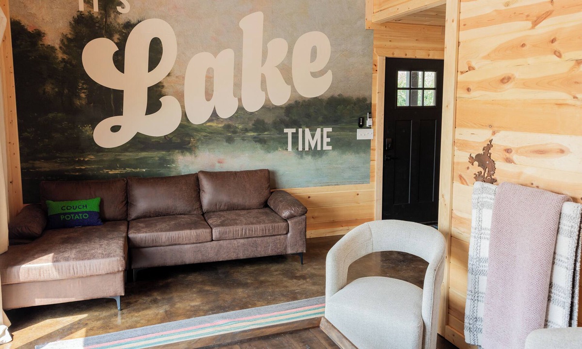 Stockton Cabin | Stockton Lake Dam Cabin with Hot tub! Less than 0.25 miles from the Lake