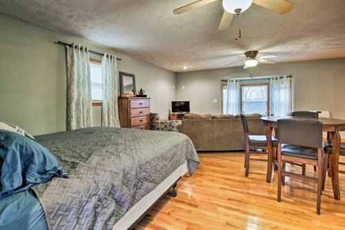 Umber View Heights Apartment | Stockton Lake Escape w/Kitchen, Half Mile to Lake