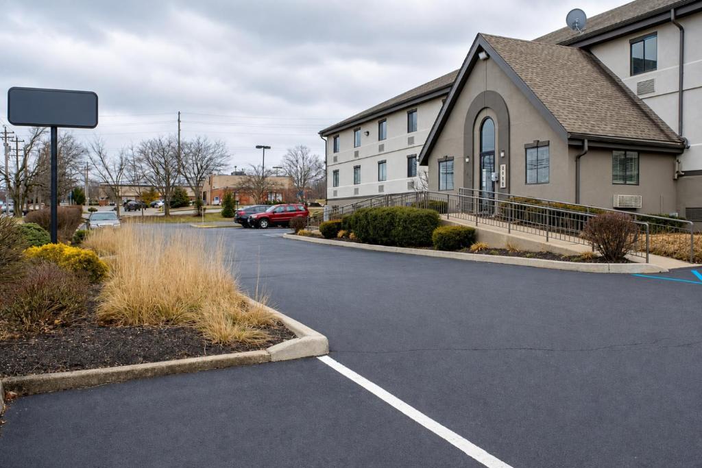 Springdale Hotel | Studio Lodge - Cincinnati - Springdale