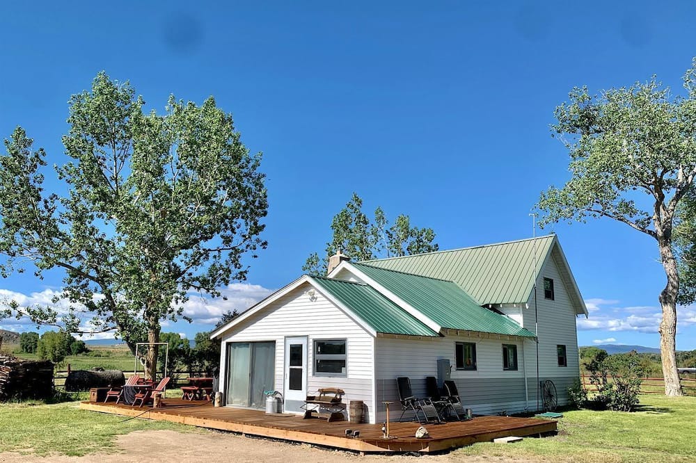 Saratoga Cottage | Stunning Cottage with Fire Pit in Saratoga, Wyoming