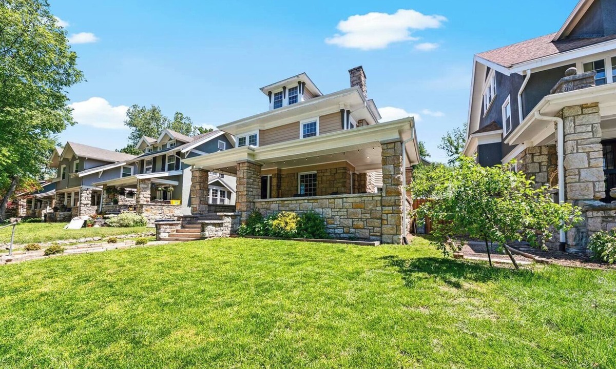 South Hyde Park House | Stylish 4BR Home w Spa Bath + Private Deck