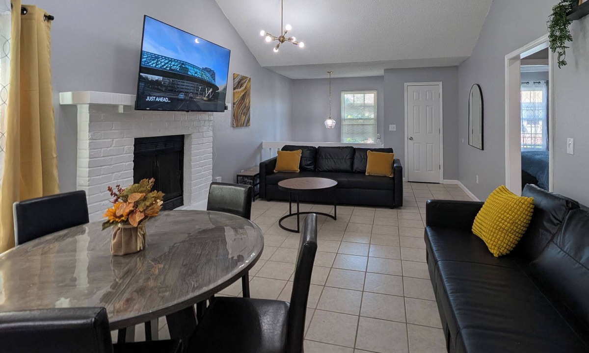 Mission House | Stylish Duplex w/Garage 15 Min to Downtown KC