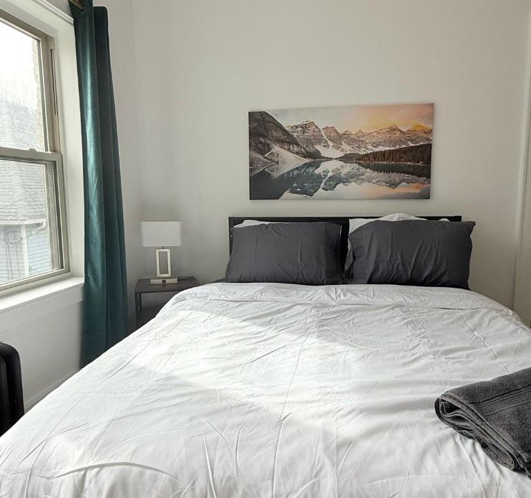 East Avenue Apartment | StylishDowntown Studio Queen Bed Full Kitchen