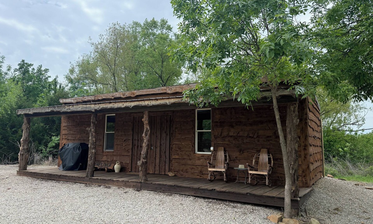Lamont Cabin | Sunflower Cabin - Peaceful Stay w/Fire Pits & Kayaks