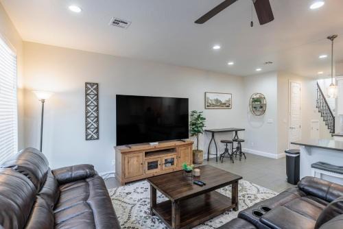 St. George House | Sunny Ledgeview Retreat