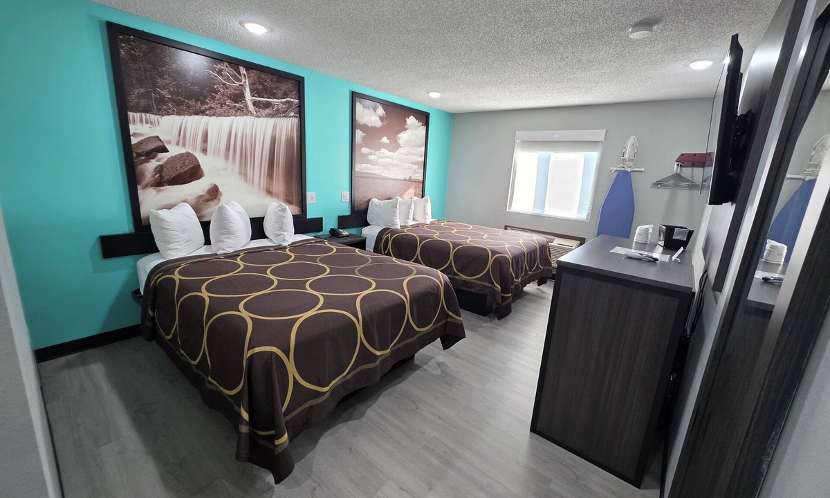 Emporia Hotel | Super 8 by Wyndham Emporia